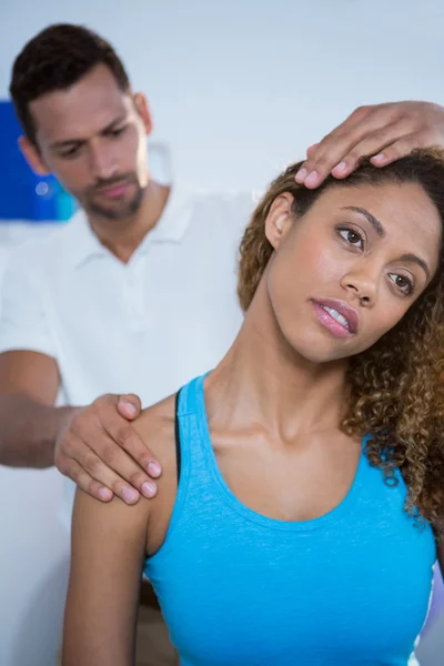 女性患者への理学療法士与える首をマッサージします。 — ストック写真
