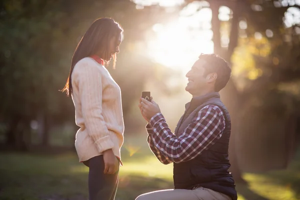 Homem dando anel à mulher — Fotografia de Stock