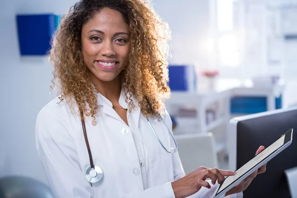 Portret van lachende fysiotherapeut met behulp van digitale tablet — Stockfoto