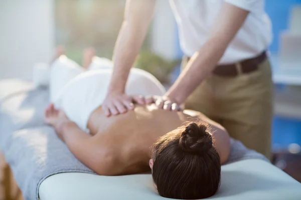 Physiotherapeut gibt Patientin Rückenmassage — Stockfoto