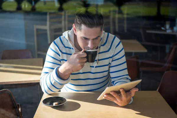 Ember használ digitális tabletta, miközben kávét — Stock Fotó