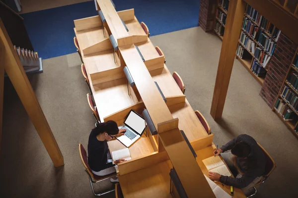 Reife Studentin lernt in Bibliothek — Stockfoto