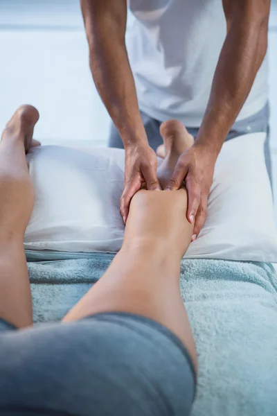 Fisioterapeuta dando massagem nas pernas para uma mulher — Fotografia de Stock