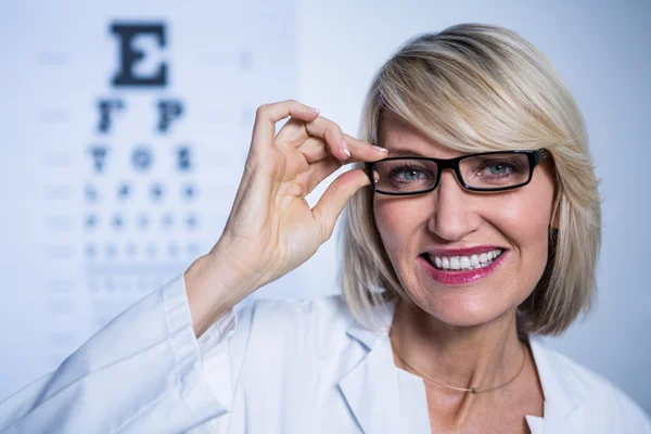 Optometrista sonriente con gafas — Foto de Stock