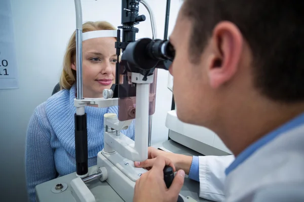 Behandeling van vrouwelijke patiënt op spleetlamp van een optometrist — Stockfoto