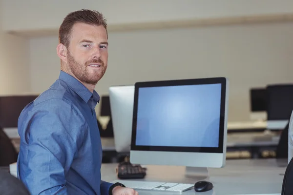 Mature student using computer — Stock Photo, Image