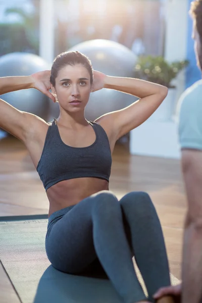 Fysiotherapeut meewerkende patiënt tijdens het sporten — Stockfoto