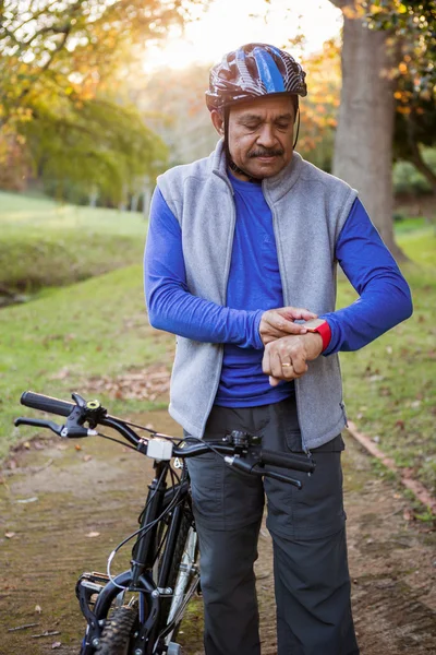 Uomo che tocca il suo orologio — Foto Stock