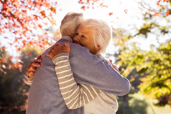 Senior couple embracing — Stock Photo, Image