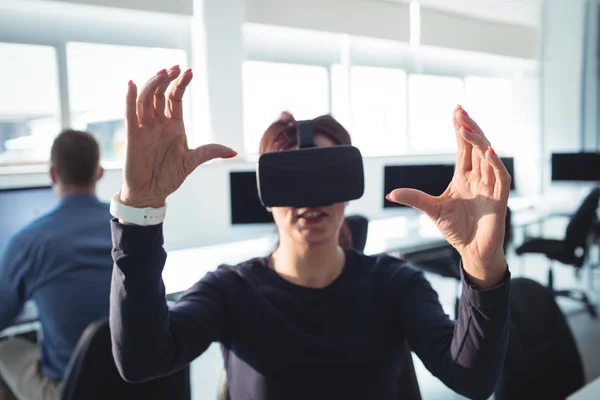 Reifer Student mit Virtual-Reality-Headset — Stockfoto