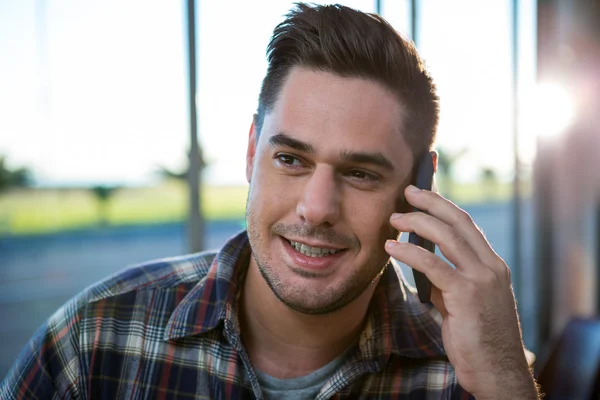 Un bel homme qui parle au téléphone — Photo