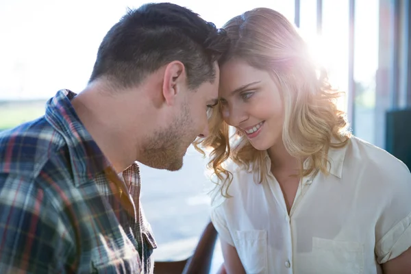 Pareja mirando cara a cara en la cafetería —  Fotos de Stock