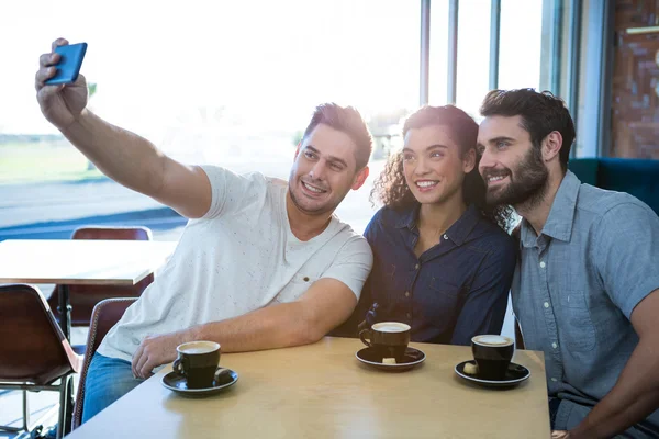 Prieteni care fac un selfie în cafenea — Fotografie, imagine de stoc