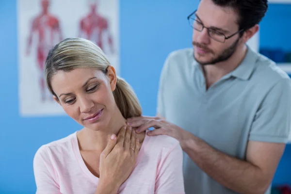 Fisioterapeuta estirando el cuello del paciente — Foto de Stock