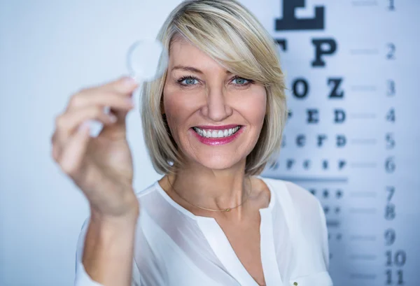 Vrouwelijke patiënt bedrijf Vergrootglas — Stockfoto