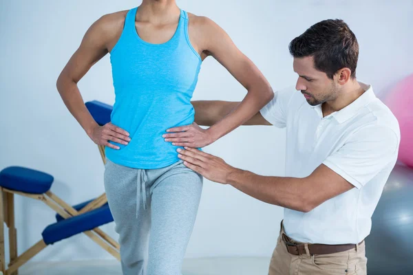 Physiotherapist examining womans back — Stock Photo, Image