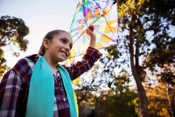 Flicka innehav kite — Stockfoto