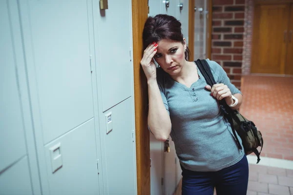 Stressad mogen student i omklädningsrummet — Stockfoto