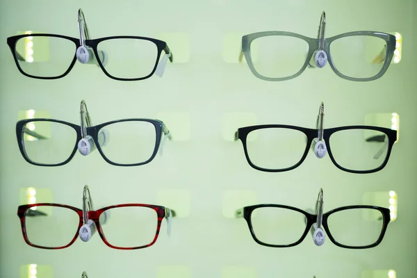 Verschillende brillen op display — Stockfoto