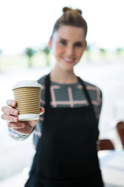 Retrato de camarera sonriente ofreciendo café —  Fotos de Stock