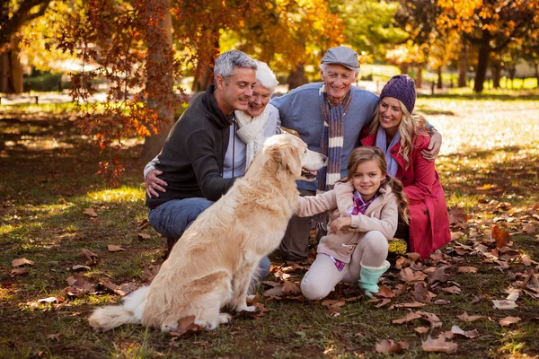 Χαμογελώντας οικογένεια με σκύλο τους — Φωτογραφία Αρχείου