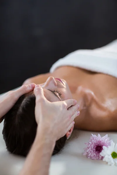 Fisioterapeuta dando massagem na cabeça ao paciente — Fotografia de Stock