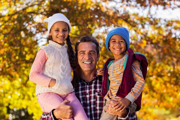 Vader die kinderen in het park — Stockfoto