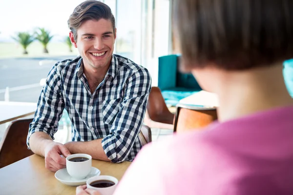 Homem falando com uma mulher em uma cafeteria — Fotografia de Stock