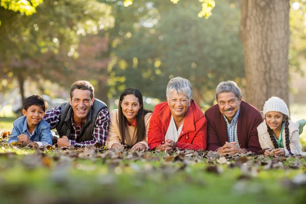 Familie liegt auf Parkbank — Stockfoto