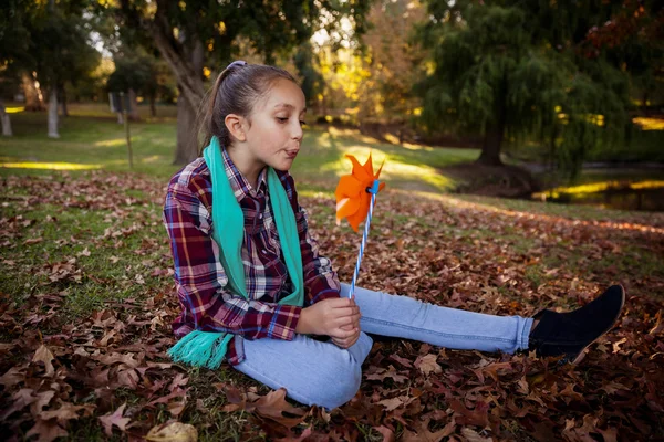 Flicka blåser flipperspel i parken — Stockfoto