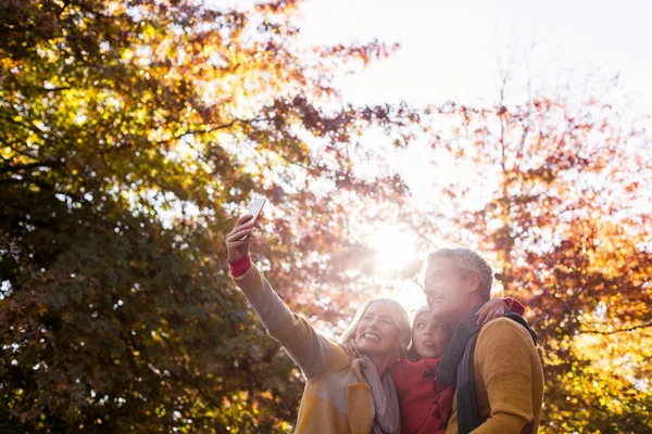 Aile alarak selfie ağaçlar karşı — Stok fotoğraf