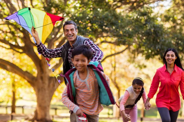 幸福的家庭，享受与风筝 — 图库照片