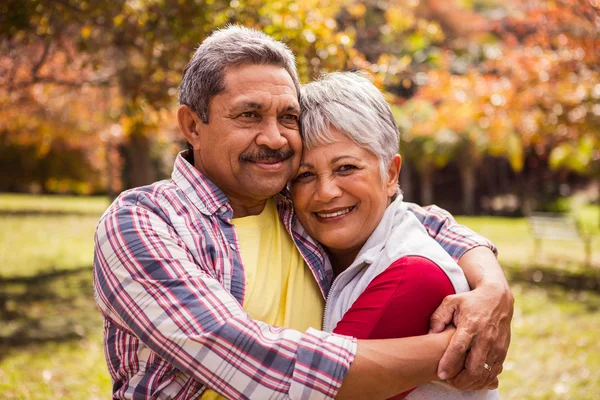 Pareja de ancianos consigue abrazos — Foto de Stock