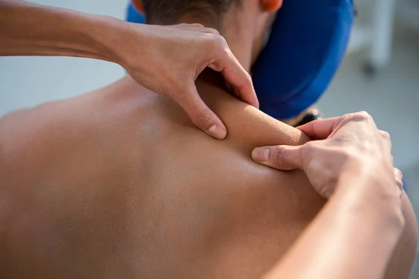 Fizyoterapist masaj bir hastaya geri verilmesi — Stok fotoğraf