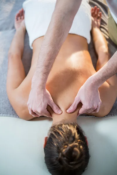 Fisioterapeuta dando fisioterapia ao pescoço — Fotografia de Stock