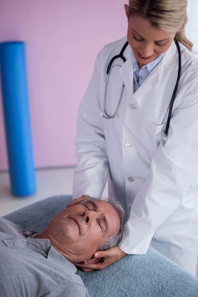 Starszy człowiek odbiera masaż szyi z fizjoterapeutą — Zdjęcie stockowe