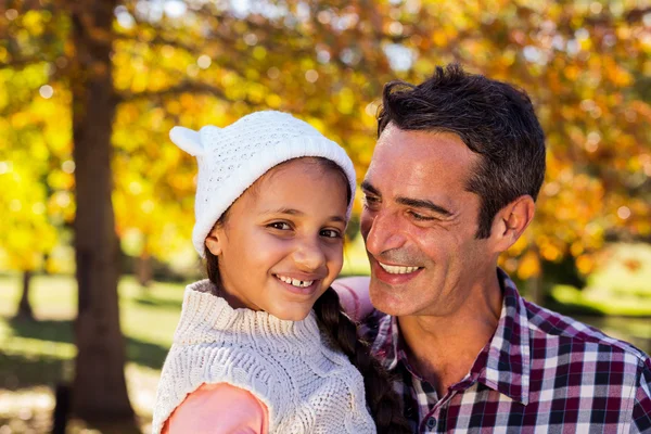 Pai com filha no parque — Fotografia de Stock