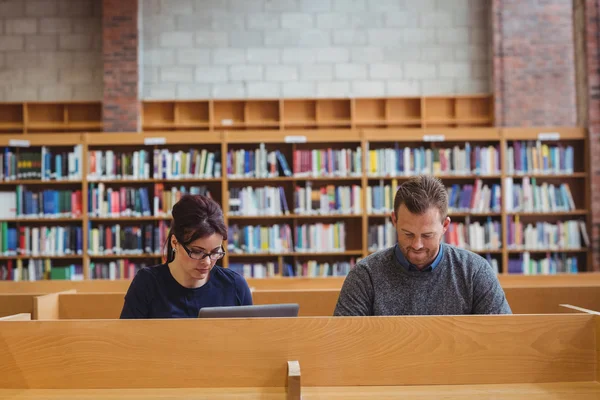 成熟的学生使用的便携式计算机 — 图库照片