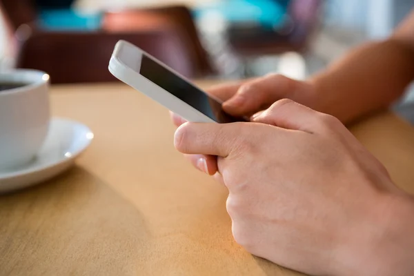 Närbild av händerna med en mobiltelefon — Stockfoto