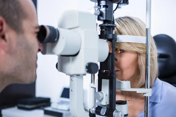 Optometrista női beteg a réslámpa vizsgálata — Stock Fotó