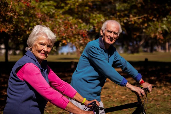 Elderly couple biking — Stock Photo, Image