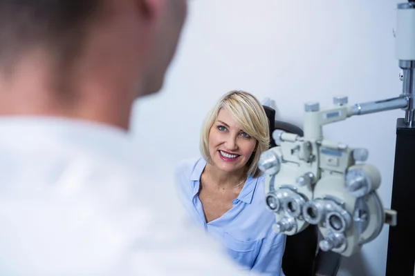 Vrouwelijke patiënt, interactie met een optometrist — Stockfoto