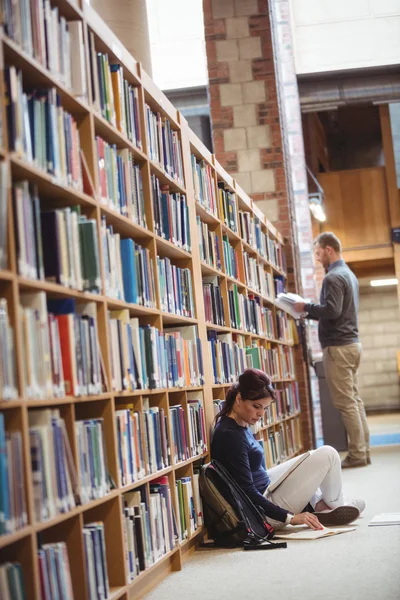 Estudiante maduro leyendo un libro —  Fotos de Stock