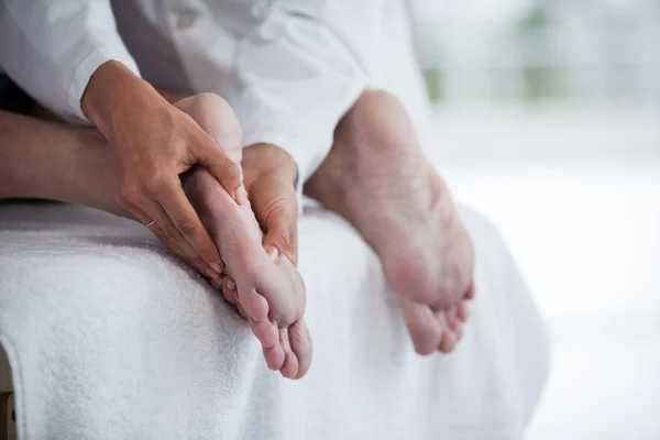 Starszy człowiek odbiera masaż stóp z fizjoterapeutą — Zdjęcie stockowe