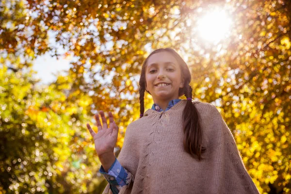 公園で女の子を振って手を笑顔 — ストック写真