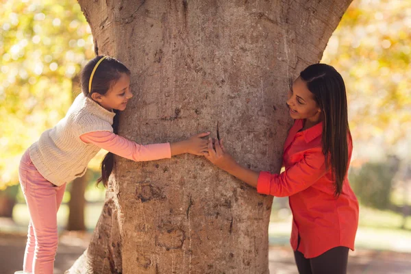 Verspielte Mutter mit Tochter im Park — Stockfoto