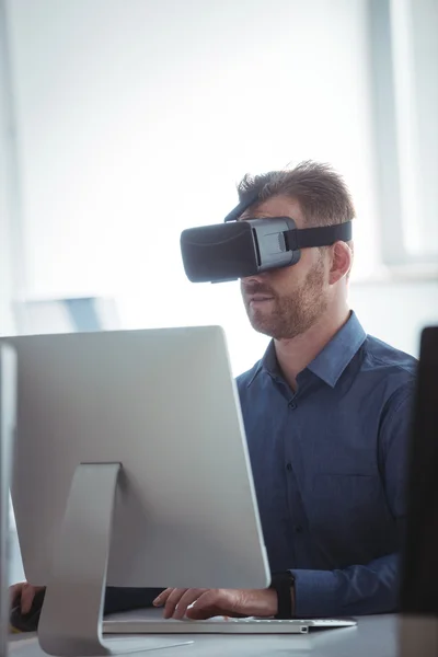 Estudante maduro em fone de ouvido de realidade virtual — Fotografia de Stock