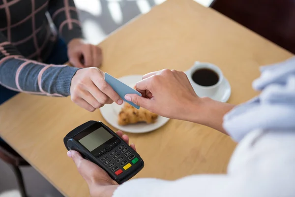 Klienta, dając karty kredytowej do kelnera — Zdjęcie stockowe