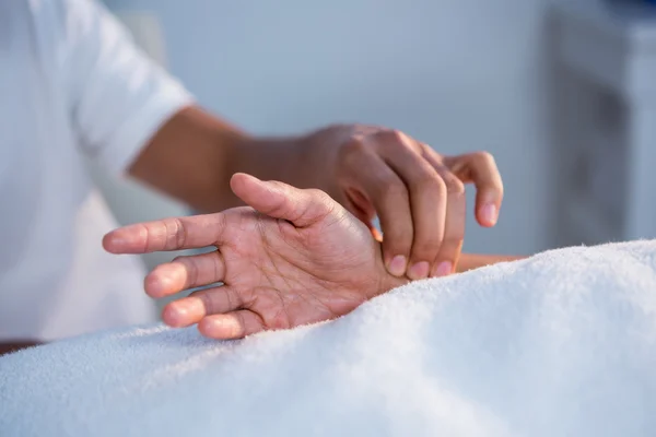 Fisioterapeuta dando massagem de mão para uma mulher — Fotografia de Stock