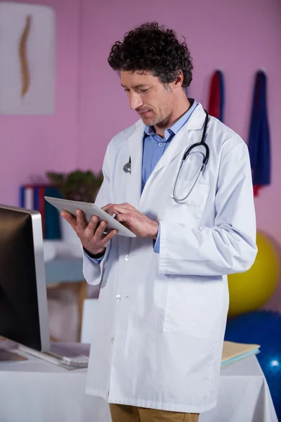 Physiotherapist using digital tablet — Stock Photo, Image